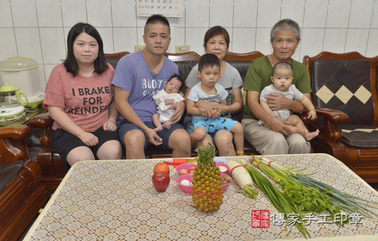 剃胎毛、滿月剃頭、嬰兒剃頭、嬰兒理髮、嬰兒剃髮、嬰兒剃胎毛、嬰兒滿月剃頭、寶寶剃頭、剃胎毛儀式、剃胎毛吉祥話、滿月剃頭儀式、滿月剃頭吉祥話、寶寶剃胎毛、寶寶滿月剃頭理髮、 新北市新莊區剃胎毛、新北市新莊區滿月剃頭、新北市新莊區嬰兒剃頭剃胎毛、新北市新莊區嬰兒理髮、新北市嬰兒剃髮、 張寶寶(新北市新莊區到府嬰兒寶寶滿月剃頭理髮、到府嬰兒剃胎毛儀式吉祥話)。到府剃頭剃胎毛主持、專業拍照、DVD光碟、證書。★購買「臍帶章、肚臍章、胎毛筆刷印章」贈送：剃頭、收涎、抓周，三選一。2020.08.13照片3