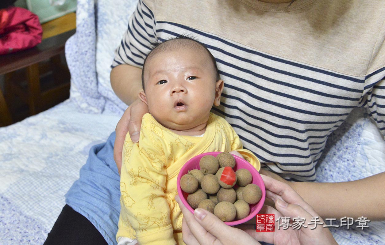 剃胎毛、滿月剃頭、嬰兒剃頭、嬰兒理髮、嬰兒剃髮、嬰兒剃胎毛、嬰兒滿月剃頭、寶寶剃頭、剃胎毛儀式、剃胎毛吉祥話、滿月剃頭儀式、滿月剃頭吉祥話、寶寶剃胎毛、寶寶滿月剃頭理髮、 新竹縣竹北市剃胎毛、新竹縣竹北市滿月剃頭、新竹縣竹北市嬰兒剃頭剃胎毛、新竹縣竹北市嬰兒理髮、桃園市嬰兒剃髮、 劉寶寶(新竹縣竹北市嬰兒寶寶滿月剃頭理髮、免費嬰兒剃胎毛儀式吉祥話)。中國風會場，爸媽寶貝免費穿「日中韓」古裝禮服。專業拍照、DVD光碟、證書。★購買「臍帶章、肚臍章、胎毛筆刷印章」贈送：剃頭、收涎、抓周，三選一。2020.02.28照片8