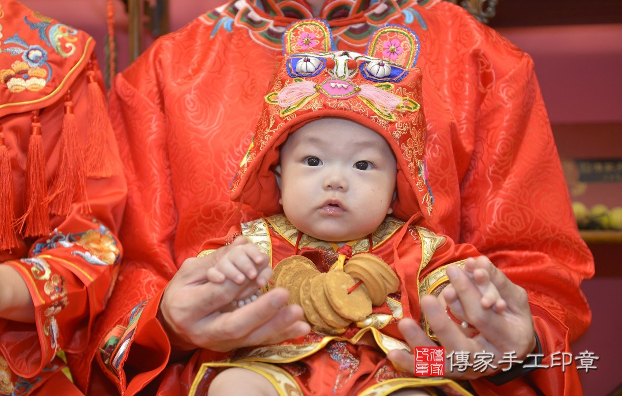 新北市永和區林寶寶古禮收涎祝福活動:為寶寶戴上收涎餅乾。照片5