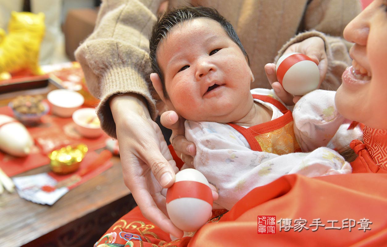 剃胎毛、滿月剃頭、嬰兒剃頭、嬰兒理髮、嬰兒剃髮、嬰兒剃胎毛、嬰兒滿月剃頭、寶寶剃頭、剃胎毛儀式、剃胎毛吉祥話、滿月剃頭儀式、滿月剃頭吉祥話、寶寶剃胎毛、寶寶滿月剃頭理髮、 新竹市香山區剃胎毛、新竹市香山區滿月剃頭、新竹市香山區嬰兒剃頭剃胎毛、新竹市香山區嬰兒理髮、桃園市嬰兒剃髮、 張寶寶(新竹市香山區嬰兒寶寶滿月剃頭理髮、免費嬰兒剃胎毛儀式吉祥話)。中國風會場，爸媽寶貝免費穿「日中韓」古裝禮服。專業拍照、DVD光碟、證書。★購買「臍帶章、肚臍章、胎毛筆刷印章」贈送：剃頭、收涎、抓周，三選一。2020.04.04照片6