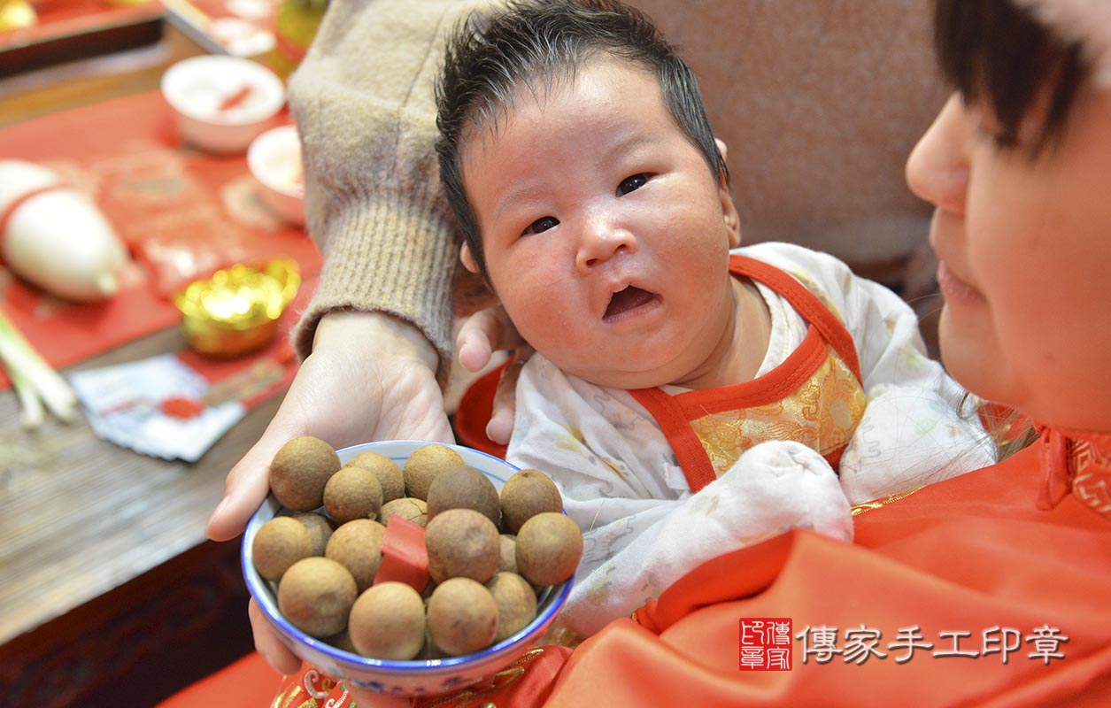 剃胎毛、滿月剃頭、嬰兒剃頭、嬰兒理髮、嬰兒剃髮、嬰兒剃胎毛、嬰兒滿月剃頭、寶寶剃頭、剃胎毛儀式、剃胎毛吉祥話、滿月剃頭儀式、滿月剃頭吉祥話、寶寶剃胎毛、寶寶滿月剃頭理髮、 新竹市香山區剃胎毛、新竹市香山區滿月剃頭、新竹市香山區嬰兒剃頭剃胎毛、新竹市香山區嬰兒理髮、桃園市嬰兒剃髮、 張寶寶(新竹市香山區嬰兒寶寶滿月剃頭理髮、免費嬰兒剃胎毛儀式吉祥話)。中國風會場，爸媽寶貝免費穿「日中韓」古裝禮服。專業拍照、DVD光碟、證書。★購買「臍帶章、肚臍章、胎毛筆刷印章」贈送：剃頭、收涎、抓周，三選一。2020.04.04照片9