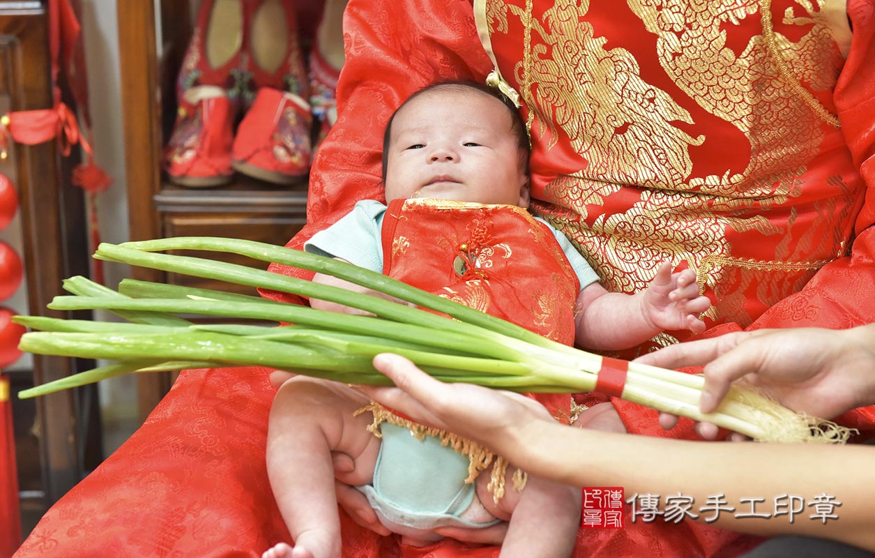 剃胎毛、滿月剃頭、嬰兒剃頭、嬰兒理髮、嬰兒剃髮、嬰兒剃胎毛、嬰兒滿月剃頭、寶寶剃頭、剃胎毛儀式、剃胎毛吉祥話、滿月剃頭儀式、滿月剃頭吉祥話、寶寶剃胎毛、寶寶滿月剃頭理髮、 新竹市香山區剃胎毛、新竹市香山區滿月剃頭、新竹市香山區嬰兒剃頭剃胎毛、新竹市香山區嬰兒理髮、桃園市嬰兒剃髮、 何寶寶(新竹市香山區嬰兒寶寶滿月剃頭理髮、免費嬰兒剃胎毛儀式吉祥話)。中國風會場，爸媽寶貝免費穿「日中韓」古裝禮服。專業拍照、DVD光碟、證書。★購買「臍帶章、肚臍章、胎毛筆刷印章」贈送：剃頭、收涎、抓周，三選一。2020.04.27照片12