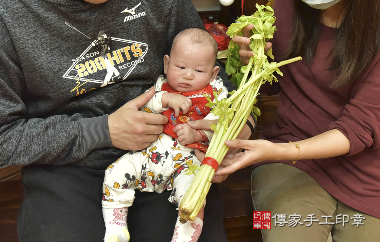 剃胎毛、滿月剃頭、嬰兒剃頭、嬰兒理髮、嬰兒剃髮、嬰兒剃胎毛、嬰兒滿月剃頭、寶寶剃頭、剃胎毛儀式、剃胎毛吉祥話、滿月剃頭儀式、滿月剃頭吉祥話、寶寶剃胎毛、寶寶滿月剃頭理髮、 新竹市香山區剃胎毛、新竹市香山區滿月剃頭、新竹市香山區嬰兒剃頭剃胎毛、新竹市香山區嬰兒理髮、桃園市嬰兒剃髮、 曾寶寶(新竹市香山區嬰兒寶寶滿月剃頭理髮、免費嬰兒剃胎毛儀式吉祥話)。中國風會場，爸媽寶貝免費穿「日中韓」古裝禮服。專業拍照、DVD光碟、證書。★購買「臍帶章、肚臍章、胎毛筆刷印章」贈送：剃頭、收涎、抓周，三選一。2020.04.25照片11