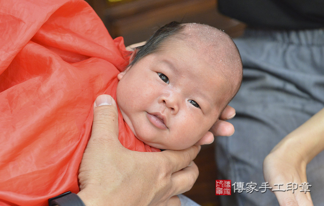 剃胎毛、滿月剃頭、嬰兒剃頭、嬰兒理髮、嬰兒剃髮、嬰兒剃胎毛、嬰兒滿月剃頭、寶寶剃頭、剃胎毛儀式、剃胎毛吉祥話、滿月剃頭儀式、滿月剃頭吉祥話、寶寶剃胎毛、寶寶滿月剃頭理髮、 新竹市香山區剃胎毛、新竹市香山區滿月剃頭、新竹市香山區嬰兒剃頭剃胎毛、新竹市香山區嬰兒理髮、桃園市嬰兒剃髮、 劉寶寶(新竹市香山區嬰兒寶寶滿月剃頭理髮、免費嬰兒剃胎毛儀式吉祥話)。中國風會場，爸媽寶貝免費穿「日中韓」古裝禮服。專業拍照、DVD光碟、證書。★購買「臍帶章、肚臍章、胎毛筆刷印章」贈送：剃頭、收涎、抓周，三選一。2020.04.29照片17