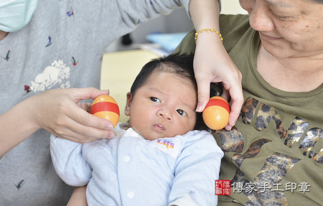 剃胎毛、滿月剃頭、嬰兒剃頭、嬰兒理髮、嬰兒剃髮、嬰兒剃胎毛、嬰兒滿月剃頭、寶寶剃頭、剃胎毛儀式、剃胎毛吉祥話、滿月剃頭儀式、滿月剃頭吉祥話、寶寶剃胎毛、寶寶滿月剃頭理髮、 新竹市北區剃胎毛、新竹市北區滿月剃頭、新竹市北區嬰兒剃頭剃胎毛、新竹市北區嬰兒理髮、桃園市嬰兒剃髮、 陳寶寶(新竹市北區嬰兒寶寶滿月剃頭理髮、免費嬰兒剃胎毛儀式吉祥話)。中國風會場，爸媽寶貝免費穿「日中韓」古裝禮服。專業拍照、DVD光碟、證書。★購買「臍帶章、肚臍章、胎毛筆刷印章」贈送：剃頭、收涎、抓周，三選一。2020.03.31照片4