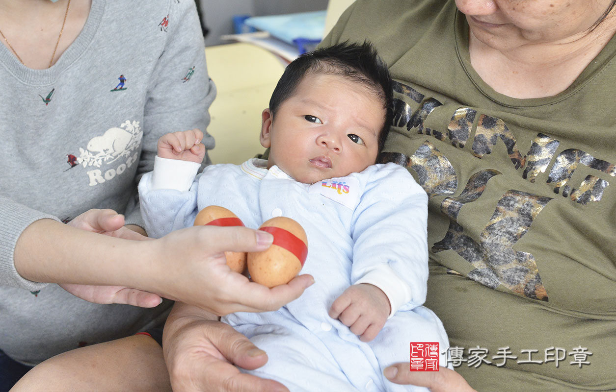 剃胎毛、滿月剃頭、嬰兒剃頭、嬰兒理髮、嬰兒剃髮、嬰兒剃胎毛、嬰兒滿月剃頭、寶寶剃頭、剃胎毛儀式、剃胎毛吉祥話、滿月剃頭儀式、滿月剃頭吉祥話、寶寶剃胎毛、寶寶滿月剃頭理髮、 新竹市北區剃胎毛、新竹市北區滿月剃頭、新竹市北區嬰兒剃頭剃胎毛、新竹市北區嬰兒理髮、桃園市嬰兒剃髮、 陳寶寶(新竹市北區嬰兒寶寶滿月剃頭理髮、免費嬰兒剃胎毛儀式吉祥話)。中國風會場，爸媽寶貝免費穿「日中韓」古裝禮服。專業拍照、DVD光碟、證書。★購買「臍帶章、肚臍章、胎毛筆刷印章」贈送：剃頭、收涎、抓周，三選一。2020.03.31照片5