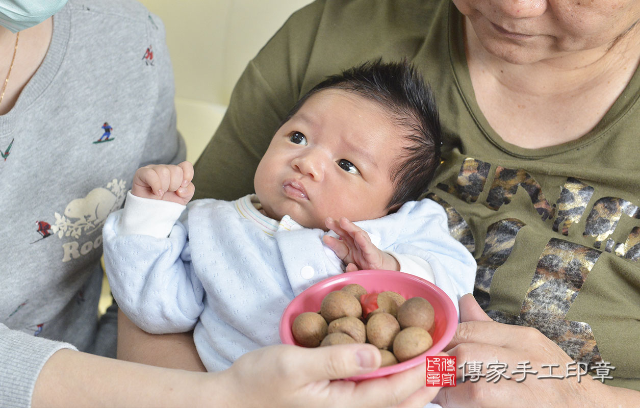 剃胎毛、滿月剃頭、嬰兒剃頭、嬰兒理髮、嬰兒剃髮、嬰兒剃胎毛、嬰兒滿月剃頭、寶寶剃頭、剃胎毛儀式、剃胎毛吉祥話、滿月剃頭儀式、滿月剃頭吉祥話、寶寶剃胎毛、寶寶滿月剃頭理髮、 新竹市北區剃胎毛、新竹市北區滿月剃頭、新竹市北區嬰兒剃頭剃胎毛、新竹市北區嬰兒理髮、桃園市嬰兒剃髮、 陳寶寶(新竹市北區嬰兒寶寶滿月剃頭理髮、免費嬰兒剃胎毛儀式吉祥話)。中國風會場，爸媽寶貝免費穿「日中韓」古裝禮服。專業拍照、DVD光碟、證書。★購買「臍帶章、肚臍章、胎毛筆刷印章」贈送：剃頭、收涎、抓周，三選一。2020.03.31照片8