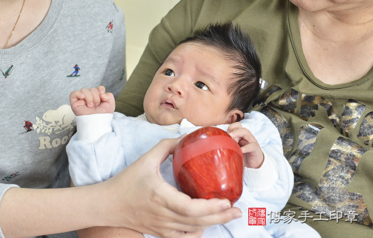 剃胎毛、滿月剃頭、嬰兒剃頭、嬰兒理髮、嬰兒剃髮、嬰兒剃胎毛、嬰兒滿月剃頭、寶寶剃頭、剃胎毛儀式、剃胎毛吉祥話、滿月剃頭儀式、滿月剃頭吉祥話、寶寶剃胎毛、寶寶滿月剃頭理髮、 新竹市北區剃胎毛、新竹市北區滿月剃頭、新竹市北區嬰兒剃頭剃胎毛、新竹市北區嬰兒理髮、桃園市嬰兒剃髮、 陳寶寶(新竹市北區嬰兒寶寶滿月剃頭理髮、免費嬰兒剃胎毛儀式吉祥話)。中國風會場，爸媽寶貝免費穿「日中韓」古裝禮服。專業拍照、DVD光碟、證書。★購買「臍帶章、肚臍章、胎毛筆刷印章」贈送：剃頭、收涎、抓周，三選一。2020.03.31照片9