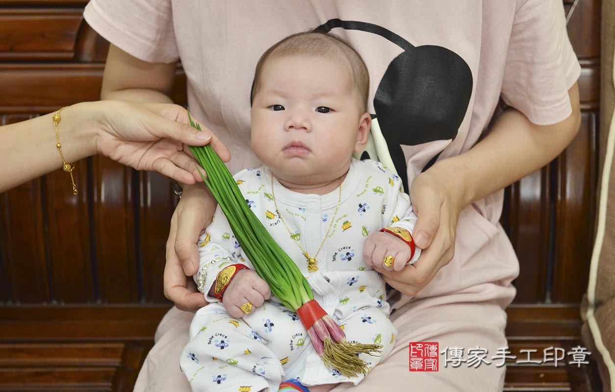 剃胎毛、滿月剃頭、嬰兒剃頭、嬰兒理髮、嬰兒剃髮、嬰兒剃胎毛、嬰兒滿月剃頭、寶寶剃頭、剃胎毛儀式、剃胎毛吉祥話、滿月剃頭儀式、滿月剃頭吉祥話、寶寶剃胎毛、寶寶滿月剃頭理髮、 新竹市香山區剃胎毛、新竹市香山區滿月剃頭、新竹市香山區嬰兒剃頭剃胎毛、新竹市香山區嬰兒理髮、新竹市嬰兒剃髮、 張寶寶(新竹市香山區嬰兒寶寶滿月剃頭理髮、免費嬰兒剃胎毛儀式吉祥話)。中國風會場，爸媽寶貝免費穿「日中韓」古裝禮服。專業拍照、DVD光碟、證書。★購買「臍帶章、肚臍章、胎毛筆刷印章」贈送：剃頭、收涎、抓周，三選一。2020.05.30照片10