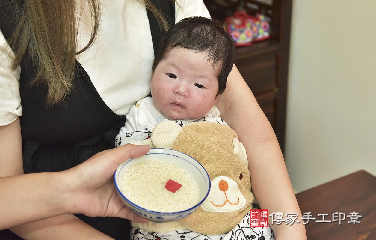 剃胎毛、滿月剃頭、嬰兒剃頭、嬰兒理髮、嬰兒剃髮、嬰兒剃胎毛、嬰兒滿月剃頭、寶寶剃頭、剃胎毛儀式、剃胎毛吉祥話、滿月剃頭儀式、滿月剃頭吉祥話、寶寶剃胎毛、寶寶滿月剃頭理髮、 新竹市香山區剃胎毛、新竹市香山區滿月剃頭、新竹市香山區嬰兒剃頭剃胎毛、新竹市香山區嬰兒理髮、新竹市嬰兒剃髮、 謝寶寶(新竹市香山區嬰兒寶寶滿月剃頭理髮、免費嬰兒剃胎毛儀式吉祥話)。中國風會場，爸媽寶貝免費穿「日中韓」古裝禮服。專業拍照、DVD光碟、證書。★購買「臍帶章、肚臍章、胎毛筆刷印章」贈送：剃頭、收涎、抓周，三選一。2020.08.10照片7