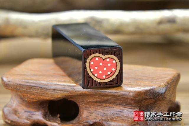 半手工噴砂印章：黑曜石臍髮章實際成品、印章作品分享、黑曜石印章材質介紹。（臍帶印章、肚臍章、肚臍印章，一圓一方）傳家手工印章高雄店。2020.09.15。照片6