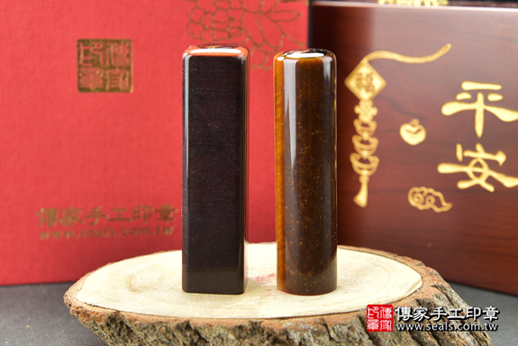 全手工噴砂印章：紅虎眼石臍髮雙章實際成品、印章作品分享、紅虎眼石印章材質介紹。（臍帶印章、肚臍章、肚臍印章，一圓一方）傳家手工印章高雄店。2020.09.07。照片4