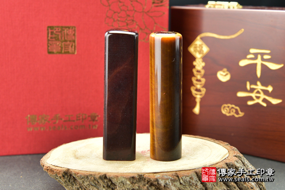 全手工噴砂印章：紅虎眼石臍髮雙章實際成品、印章作品分享、紅虎眼石印章材質介紹。（臍帶印章、肚臍章、肚臍印章，一圓一方）傳家手工印章高雄店。2020.09.07。照片5