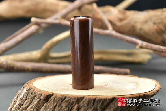 全手工噴砂印章：紅黑曜石臍帶章實際成品、印章作品分享、紅黑曜石印章材質介紹。（臍帶印章、肚臍章、肚臍印章，一圓一方）傳家手工印章高雄店。2020.09.17。照片1