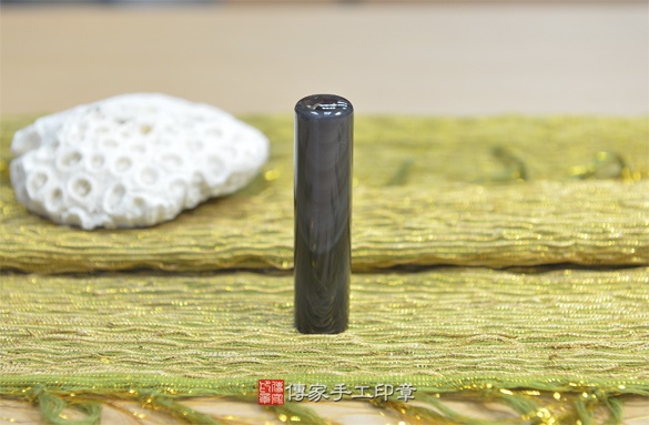 半手工噴砂印章：炫彩黑曜石臍帶章實際成品、印章作品分享、炫彩黑曜石印章材質介紹。（臍帶印章、肚臍章、肚臍印章，胎毛印章，一圓一方）傳家手工印章新竹店2020.10.31