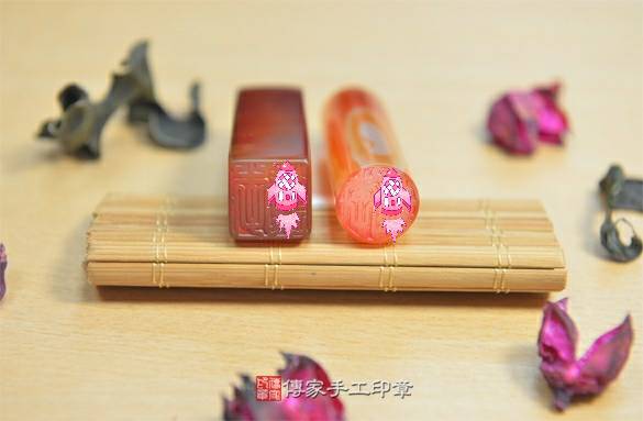 半手工噴砂印章：紅瑪瑙臍帶章實際成品、印章作品分享、紅瑪瑙印章材質介紹。（臍帶印章、肚臍章、肚臍印章，胎毛印章，一圓一方）傳家手工印章新竹店2020.11.01