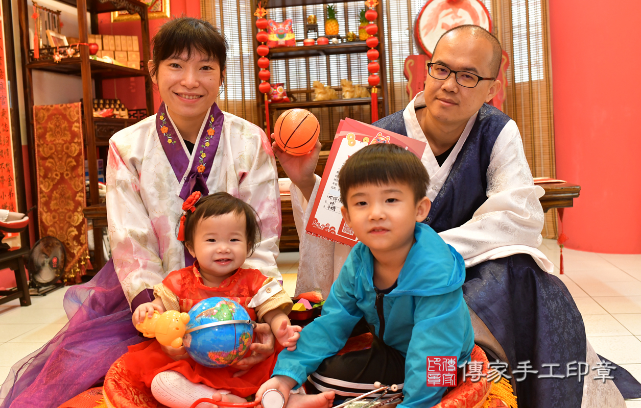 高雄市鳳山區蔡寶寶古禮抓周祝福活動。照片 2