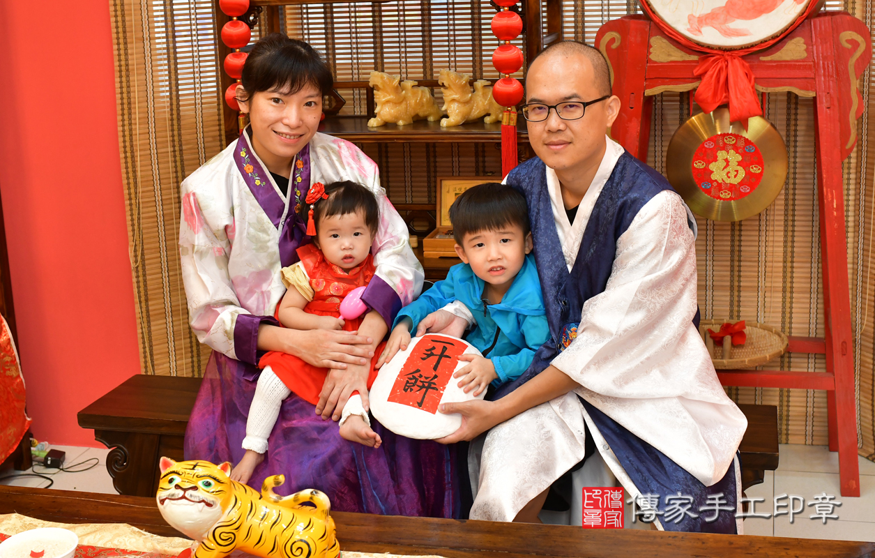 鳳山區蔡寶寶古禮抓周：抓周儀式【踏一升餅】。照片1