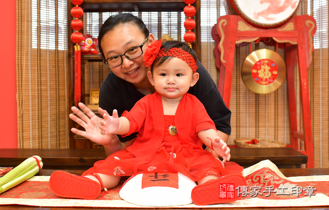 鳳山區王寶寶古禮抓周：抓周儀式【踏一升餅】。照片1