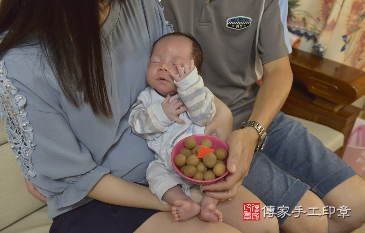 剃胎毛、滿月剃頭、嬰兒剃頭、嬰兒理髮、嬰兒剃髮、嬰兒剃胎毛、嬰兒滿月剃頭、寶寶剃頭、剃胎毛儀式、剃胎毛吉祥話、滿月剃頭儀式、滿月剃頭吉祥話、寶寶剃胎毛、寶寶滿月剃頭理髮、 新北市新莊區剃胎毛、新北市新莊區滿月剃頭、新北市新莊區嬰兒剃頭剃胎毛、新北市新莊區嬰兒理髮、新北市嬰兒剃髮、 徐寶寶(新北市新莊區到府嬰兒寶寶滿月剃頭理髮、到府嬰兒剃胎毛儀式吉祥話)。到府剃頭剃胎毛主持、專業拍照、DVD光碟、證書。★購買「臍帶章、肚臍章、胎毛筆刷印章」贈送：剃頭、收涎、抓周，三選一。2020.09.06照片14