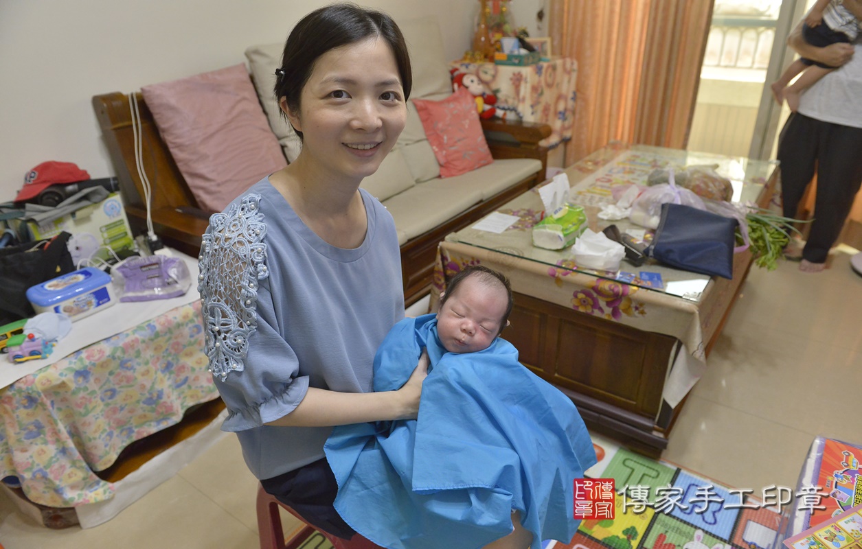 剃胎毛、滿月剃頭、嬰兒剃頭、嬰兒理髮、嬰兒剃髮、嬰兒剃胎毛、嬰兒滿月剃頭、寶寶剃頭、剃胎毛儀式、剃胎毛吉祥話、滿月剃頭儀式、滿月剃頭吉祥話、寶寶剃胎毛、寶寶滿月剃頭理髮、 新北市新莊區剃胎毛、新北市新莊區滿月剃頭、新北市新莊區嬰兒剃頭剃胎毛、新北市新莊區嬰兒理髮、新北市嬰兒剃髮、 徐寶寶(新北市新莊區到府嬰兒寶寶滿月剃頭理髮、到府嬰兒剃胎毛儀式吉祥話)。到府剃頭剃胎毛主持、專業拍照、DVD光碟、證書。★購買「臍帶章、肚臍章、胎毛筆刷印章」贈送：剃頭、收涎、抓周，三選一。2020.09.06照片29