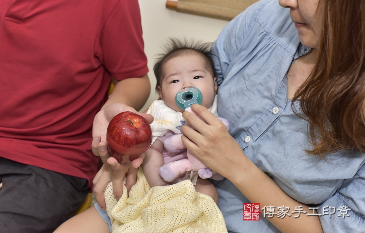 剃胎毛、滿月剃頭、嬰兒剃頭、嬰兒理髮、嬰兒剃髮、嬰兒剃胎毛、嬰兒滿月剃頭、寶寶剃頭、剃胎毛儀式、剃胎毛吉祥話、滿月剃頭儀式、滿月剃頭吉祥話、寶寶剃胎毛、寶寶滿月剃頭理髮、 新北市樹林區剃胎毛、新北市樹林區滿月剃頭、新北市樹林區嬰兒剃頭剃胎毛、新北市樹林區嬰兒理髮、新北市嬰兒剃髮、 林寶寶(新北市樹林區到府嬰兒寶寶滿月剃頭理髮、到府嬰兒剃胎毛儀式吉祥話)。到府剃頭剃胎毛主持、專業拍照、DVD光碟、證書。★購買「臍帶章、肚臍章、胎毛筆刷印章」贈送：剃頭、收涎、抓周，三選一。2020.09.26照片16