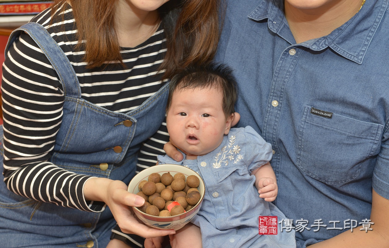 剃胎毛、滿月剃頭、嬰兒剃頭、嬰兒理髮、嬰兒剃髮、嬰兒剃胎毛、嬰兒滿月剃頭、寶寶剃頭、剃胎毛儀式、剃胎毛吉祥話、滿月剃頭儀式、滿月剃頭吉祥話、寶寶剃胎毛、寶寶滿月剃頭理髮、 新北市永和區剃胎毛、新北市永和區滿月剃頭、新北市永和區嬰兒剃頭剃胎毛、新北市永和區嬰兒理髮、新北市嬰兒剃髮、 賴寶寶(新北市永和區嬰兒寶寶滿月剃頭理髮、嬰兒剃胎毛儀式吉祥話)。中國風會場，爸媽寶貝穿「日中韓」古裝禮服。專業拍照、DVD光碟、證書。★購買「臍帶章、肚臍章、胎毛筆刷印章」贈送：剃頭、收涎、抓周，三選一。2020.09.26照片16