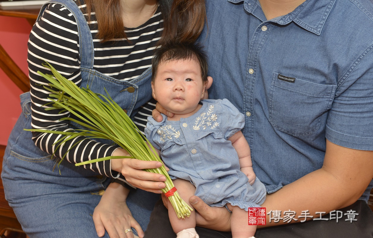 剃胎毛、滿月剃頭、嬰兒剃頭、嬰兒理髮、嬰兒剃髮、嬰兒剃胎毛、嬰兒滿月剃頭、寶寶剃頭、剃胎毛儀式、剃胎毛吉祥話、滿月剃頭儀式、滿月剃頭吉祥話、寶寶剃胎毛、寶寶滿月剃頭理髮、 新北市永和區剃胎毛、新北市永和區滿月剃頭、新北市永和區嬰兒剃頭剃胎毛、新北市永和區嬰兒理髮、新北市嬰兒剃髮、 賴寶寶(新北市永和區嬰兒寶寶滿月剃頭理髮、嬰兒剃胎毛儀式吉祥話)。中國風會場，爸媽寶貝穿「日中韓」古裝禮服。專業拍照、DVD光碟、證書。★購買「臍帶章、肚臍章、胎毛筆刷印章」贈送：剃頭、收涎、抓周，三選一。2020.09.26照片22