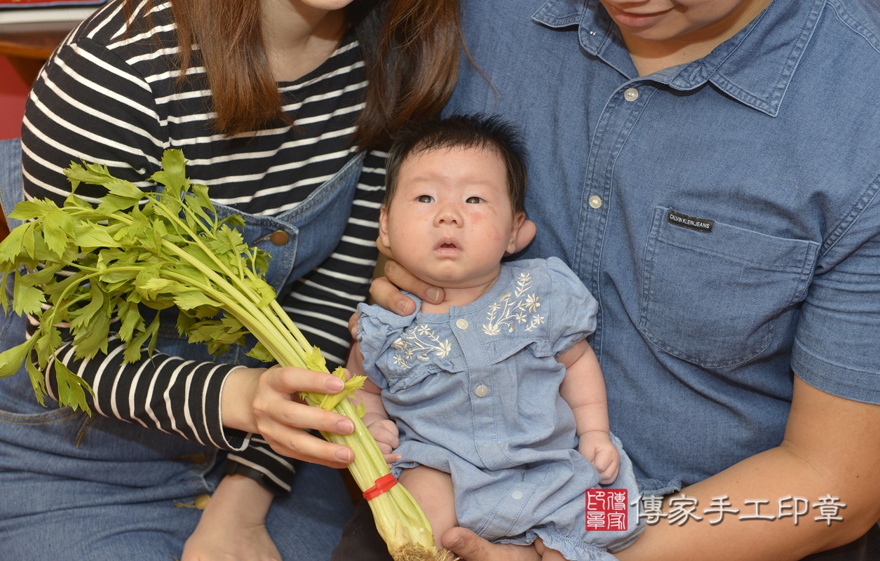 剃胎毛、滿月剃頭、嬰兒剃頭、嬰兒理髮、嬰兒剃髮、嬰兒剃胎毛、嬰兒滿月剃頭、寶寶剃頭、剃胎毛儀式、剃胎毛吉祥話、滿月剃頭儀式、滿月剃頭吉祥話、寶寶剃胎毛、寶寶滿月剃頭理髮、 新北市永和區剃胎毛、新北市永和區滿月剃頭、新北市永和區嬰兒剃頭剃胎毛、新北市永和區嬰兒理髮、新北市嬰兒剃髮、 賴寶寶(新北市永和區嬰兒寶寶滿月剃頭理髮、嬰兒剃胎毛儀式吉祥話)。中國風會場，爸媽寶貝穿「日中韓」古裝禮服。專業拍照、DVD光碟、證書。★購買「臍帶章、肚臍章、胎毛筆刷印章」贈送：剃頭、收涎、抓周，三選一。2020.09.26照片24