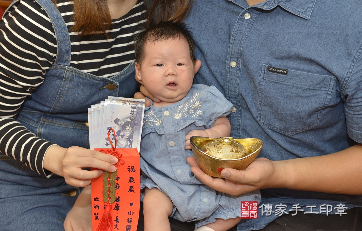 剃胎毛、滿月剃頭、嬰兒剃頭、嬰兒理髮、嬰兒剃髮、嬰兒剃胎毛、嬰兒滿月剃頭、寶寶剃頭、剃胎毛儀式、剃胎毛吉祥話、滿月剃頭儀式、滿月剃頭吉祥話、寶寶剃胎毛、寶寶滿月剃頭理髮、 新北市永和區剃胎毛、新北市永和區滿月剃頭、新北市永和區嬰兒剃頭剃胎毛、新北市永和區嬰兒理髮、新北市嬰兒剃髮、 賴寶寶(新北市永和區嬰兒寶寶滿月剃頭理髮、嬰兒剃胎毛儀式吉祥話)。中國風會場，爸媽寶貝穿「日中韓」古裝禮服。專業拍照、DVD光碟、證書。★購買「臍帶章、肚臍章、胎毛筆刷印章」贈送：剃頭、收涎、抓周，三選一。2020.09.26照片32