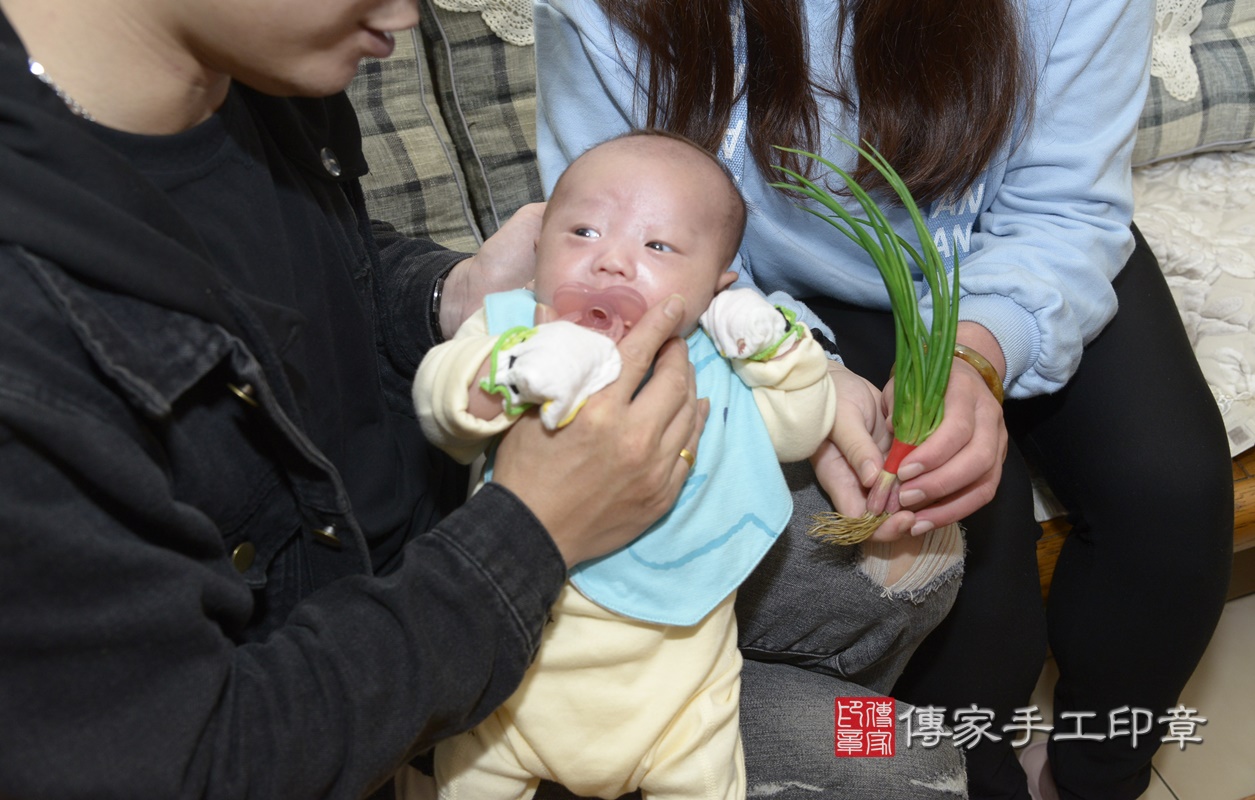 剃胎毛、滿月剃頭、嬰兒剃頭、嬰兒理髮、嬰兒剃髮、嬰兒剃胎毛、嬰兒滿月剃頭、寶寶剃頭、剃胎毛儀式、剃胎毛吉祥話、滿月剃頭儀式、滿月剃頭吉祥話、寶寶剃胎毛、寶寶滿月剃頭理髮、 新北市中和區剃胎毛、新北市中和區滿月剃頭、新北市中和區嬰兒剃頭剃胎毛、新北市中和區嬰兒理髮、新北市嬰兒剃髮、 廖寶寶(新北市中和區到府嬰兒寶寶滿月剃頭理髮、到府嬰兒剃胎毛儀式吉祥話)。到府剃頭剃胎毛主持、專業拍照、DVD光碟、證書。★購買「臍帶章、肚臍章、胎毛筆刷印章」贈送：剃頭、收涎、抓周，三選一。2020.09.28照片17