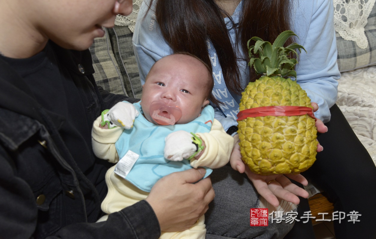 剃胎毛、滿月剃頭、嬰兒剃頭、嬰兒理髮、嬰兒剃髮、嬰兒剃胎毛、嬰兒滿月剃頭、寶寶剃頭、剃胎毛儀式、剃胎毛吉祥話、滿月剃頭儀式、滿月剃頭吉祥話、寶寶剃胎毛、寶寶滿月剃頭理髮、 新北市中和區剃胎毛、新北市中和區滿月剃頭、新北市中和區嬰兒剃頭剃胎毛、新北市中和區嬰兒理髮、新北市嬰兒剃髮、 廖寶寶(新北市中和區到府嬰兒寶寶滿月剃頭理髮、到府嬰兒剃胎毛儀式吉祥話)。到府剃頭剃胎毛主持、專業拍照、DVD光碟、證書。★購買「臍帶章、肚臍章、胎毛筆刷印章」贈送：剃頭、收涎、抓周，三選一。2020.09.28照片21