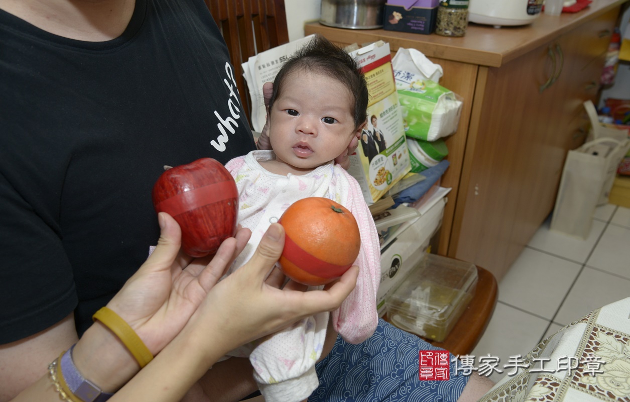 剃胎毛、滿月剃頭、嬰兒剃頭、嬰兒理髮、嬰兒剃髮、嬰兒剃胎毛、嬰兒滿月剃頭、寶寶剃頭、剃胎毛儀式、剃胎毛吉祥話、滿月剃頭儀式、滿月剃頭吉祥話、寶寶剃胎毛、寶寶滿月剃頭理髮、 新北市三重區剃胎毛、新北市三重區滿月剃頭、新北市三重區嬰兒剃頭剃胎毛、新北市三重區嬰兒理髮、新北市嬰兒剃髮、 楊寶寶(新北市三重區到府嬰兒寶寶滿月剃頭理髮、到府嬰兒剃胎毛儀式吉祥話)。到府剃頭剃胎毛主持、專業拍照、DVD光碟、證書。★購買「臍帶章、肚臍章、胎毛筆刷印章」贈送：剃頭、收涎、抓周，三選一。2020.10.05照片16