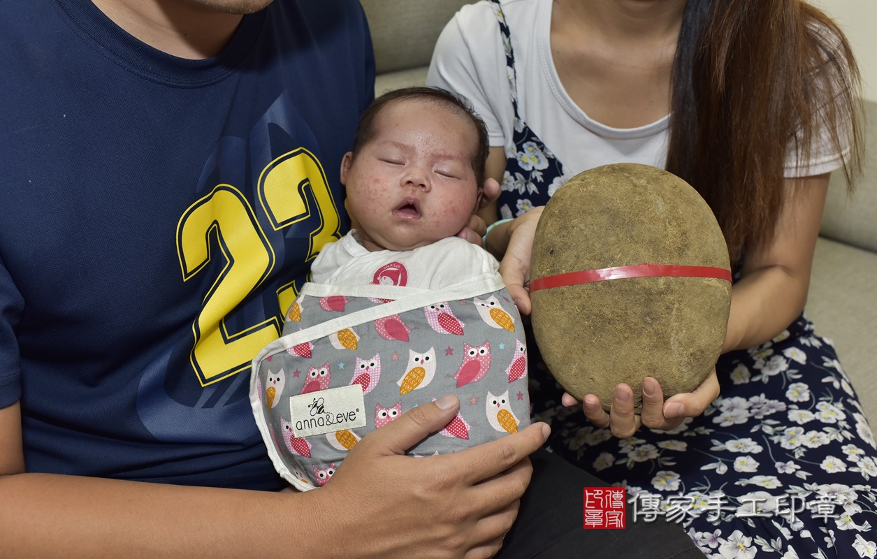 剃胎毛、滿月剃頭、嬰兒剃頭、嬰兒理髮、嬰兒剃髮、嬰兒剃胎毛、嬰兒滿月剃頭、寶寶剃頭、剃胎毛儀式、剃胎毛吉祥話、滿月剃頭儀式、滿月剃頭吉祥話、寶寶剃胎毛、寶寶滿月剃頭理髮、 新北市三重區剃胎毛、新北市三重區滿月剃頭、新北市三重區嬰兒剃頭剃胎毛、新北市三重區嬰兒理髮、新北市嬰兒剃髮、 蕭寶寶(新北市三重區到府嬰兒寶寶滿月剃頭理髮、到府嬰兒剃胎毛儀式吉祥話)。到府剃頭剃胎毛主持、專業拍照、DVD光碟、證書。★購買「臍帶章、肚臍章、胎毛筆刷印章」贈送：剃頭、收涎、抓周，三選一。2020.10.19照片9