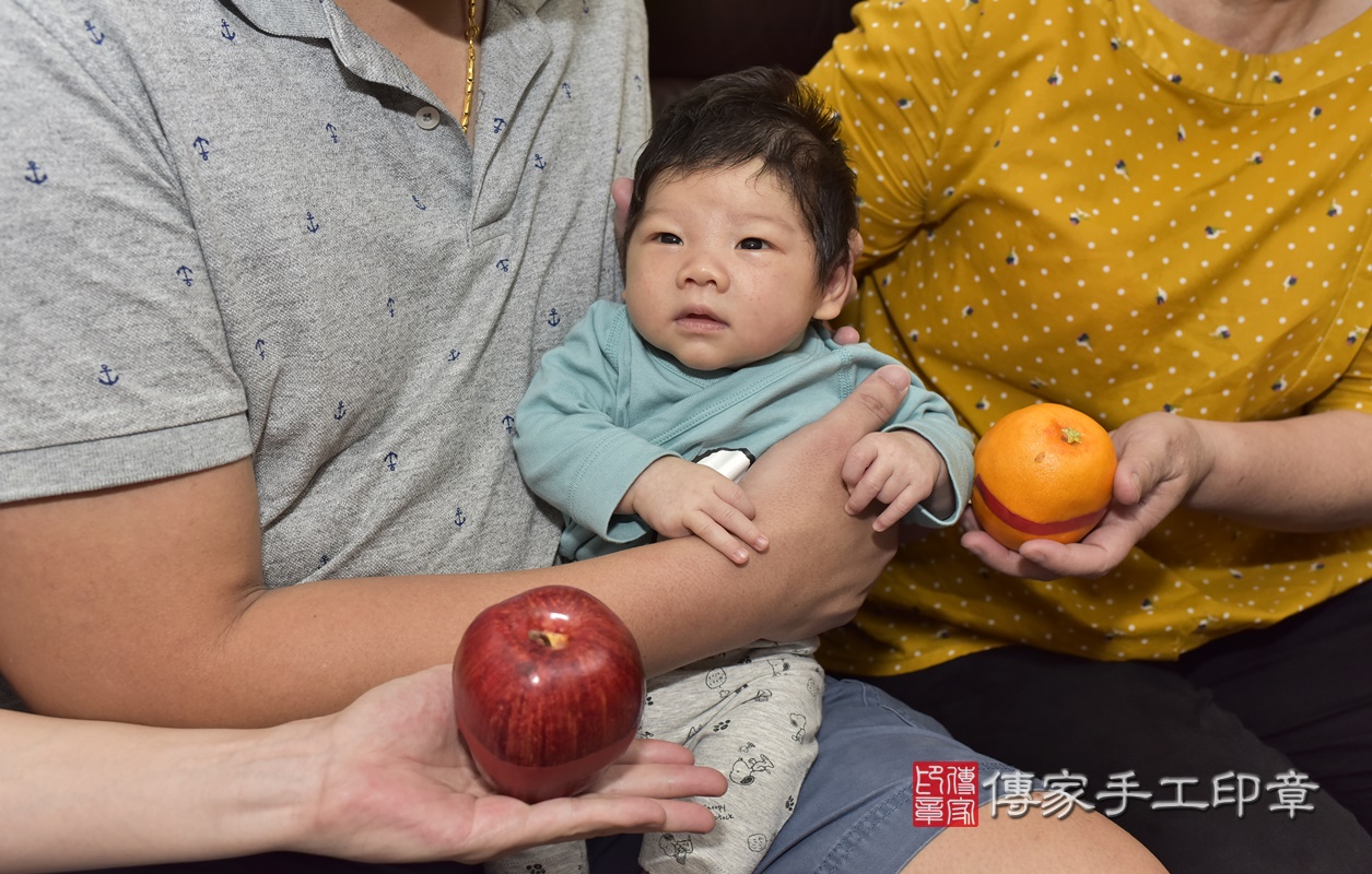 剃胎毛、滿月剃頭、嬰兒剃頭、嬰兒理髮、嬰兒剃髮、嬰兒剃胎毛、嬰兒滿月剃頭、寶寶剃頭、剃胎毛儀式、剃胎毛吉祥話、滿月剃頭儀式、滿月剃頭吉祥話、寶寶剃胎毛、寶寶滿月剃頭理髮、 新北市新莊區剃胎毛、新北市新莊區滿月剃頭、新北市新莊區嬰兒剃頭剃胎毛、新北市新莊區嬰兒理髮、新北市嬰兒剃髮、 石寶寶(新北市新莊區到府嬰兒寶寶滿月剃頭理髮、到府嬰兒剃胎毛儀式吉祥話)。到府剃頭剃胎毛主持、專業拍照、DVD光碟、證書。★購買「臍帶章、肚臍章、胎毛筆刷印章」贈送：剃頭、收涎、抓周，三選一。2020.10.21照片12