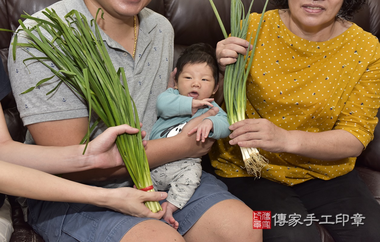 剃胎毛、滿月剃頭、嬰兒剃頭、嬰兒理髮、嬰兒剃髮、嬰兒剃胎毛、嬰兒滿月剃頭、寶寶剃頭、剃胎毛儀式、剃胎毛吉祥話、滿月剃頭儀式、滿月剃頭吉祥話、寶寶剃胎毛、寶寶滿月剃頭理髮、 新北市新莊區剃胎毛、新北市新莊區滿月剃頭、新北市新莊區嬰兒剃頭剃胎毛、新北市新莊區嬰兒理髮、新北市嬰兒剃髮、 石寶寶(新北市新莊區到府嬰兒寶寶滿月剃頭理髮、到府嬰兒剃胎毛儀式吉祥話)。到府剃頭剃胎毛主持、專業拍照、DVD光碟、證書。★購買「臍帶章、肚臍章、胎毛筆刷印章」贈送：剃頭、收涎、抓周，三選一。2020.10.21照片16