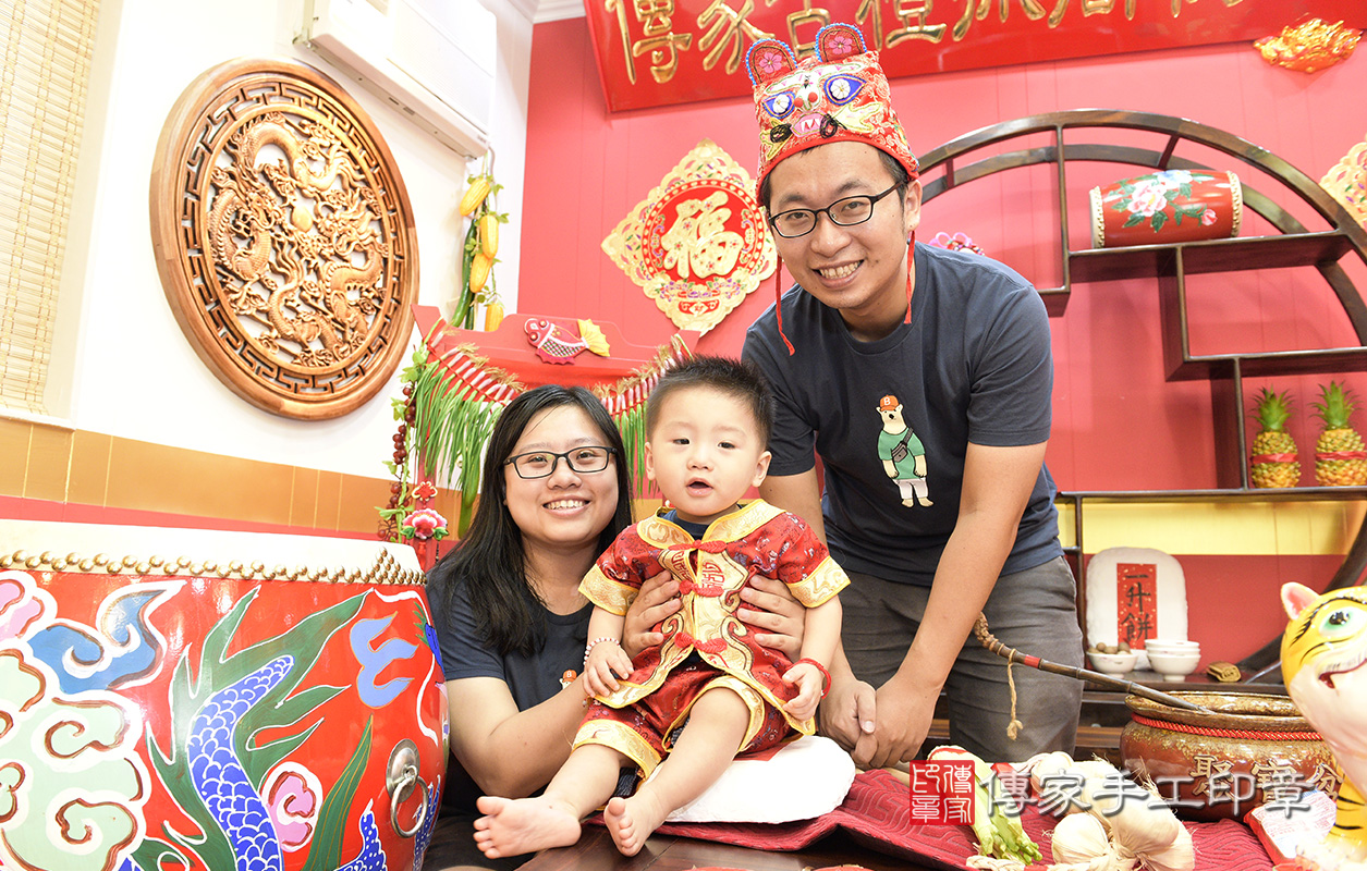 抓周儀式八德區彭寶寶【踏一升餅】：讓寶寶腳踏實地，步步高昇。桃園店抓周。照片17