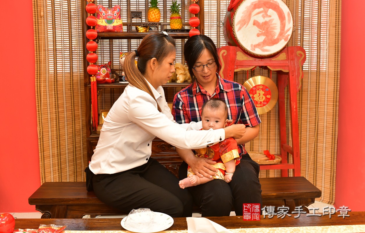 高雄市鳳山區劉寶寶古禮收涎祝福活動:為寶寶戴上收涎餅乾。照片2