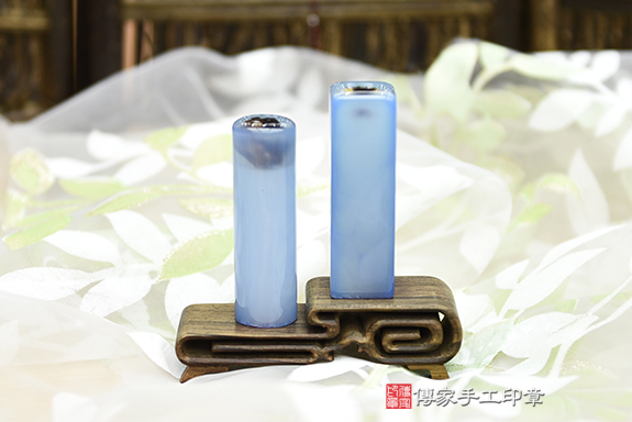 全手工噴砂印章：藍瑪瑙臍帶章和胎毛章實際成品、印章作品分享、藍瑪瑙印章材質介紹。（臍帶印章、肚臍章、肚臍印章，胎毛印章，一圓一方）傳家手工印章桃園店。2020.12.04