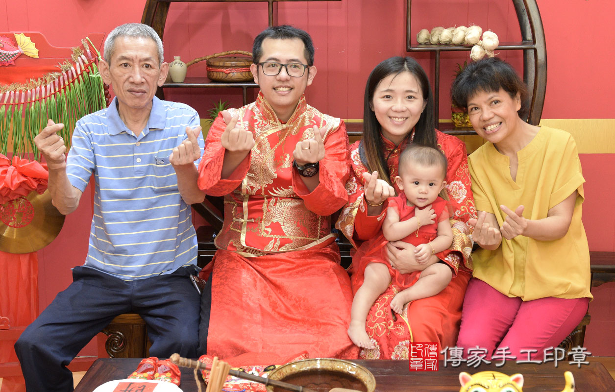 桃園市八德區簡寶寶古禮抓周祝福活動:大合照。 桃園店抓周。照片2