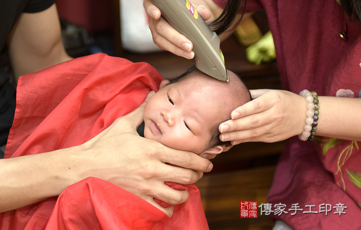 剃胎毛、滿月剃頭、嬰兒剃頭、嬰兒理髮、嬰兒剃髮、嬰兒剃胎毛、嬰兒滿月剃頭、寶寶剃頭、剃胎毛儀式、剃胎毛吉祥話、滿月剃頭儀式、滿月剃頭吉祥話、寶寶剃胎毛、寶寶滿月剃頭理髮、 桃園市八德區剃胎毛、桃園市八德區滿月剃頭、桃園市八德區嬰兒剃頭剃胎毛、桃園市八德區嬰兒理髮、新竹市嬰兒剃髮、 江寶寶(桃園市八德區嬰兒寶寶滿月剃頭理髮、免費嬰兒剃胎毛儀式吉祥話)。中國風會場，爸媽寶貝免費穿「日中韓」古裝禮服。專業拍照、DVD光碟、證書。★購買「臍帶章、肚臍章、胎毛筆刷印章」贈送：剃頭、收涎、抓周，三選一。2020.08.28照片17