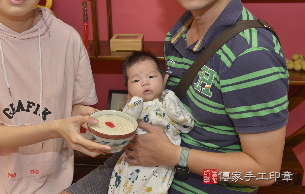 剃胎毛、滿月剃頭、嬰兒剃頭、嬰兒理髮、嬰兒剃髮、嬰兒剃胎毛、嬰兒滿月剃頭、寶寶剃頭、剃胎毛儀式、剃胎毛吉祥話、滿月剃頭儀式、滿月剃頭吉祥話、寶寶剃胎毛、寶寶滿月剃頭理髮、 新北市永和區剃胎毛、新北市永和區滿月剃頭、新北市永和區嬰兒剃頭剃胎毛、新北市永和區嬰兒理髮、新北市嬰兒剃髮、 洪寶寶(新北市永和區嬰兒寶寶滿月剃頭理髮、嬰兒剃胎毛儀式吉祥話)。中國風會場，爸媽寶貝穿「日中韓」古裝禮服。專業拍照、DVD光碟、證書。★購買「臍帶章、肚臍章、胎毛筆刷印章」贈送：剃頭、收涎、抓周，三選一。2020.10.29照片11