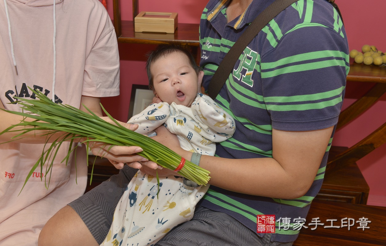 剃胎毛、滿月剃頭、嬰兒剃頭、嬰兒理髮、嬰兒剃髮、嬰兒剃胎毛、嬰兒滿月剃頭、寶寶剃頭、剃胎毛儀式、剃胎毛吉祥話、滿月剃頭儀式、滿月剃頭吉祥話、寶寶剃胎毛、寶寶滿月剃頭理髮、 新北市永和區剃胎毛、新北市永和區滿月剃頭、新北市永和區嬰兒剃頭剃胎毛、新北市永和區嬰兒理髮、新北市嬰兒剃髮、 洪寶寶(新北市永和區嬰兒寶寶滿月剃頭理髮、嬰兒剃胎毛儀式吉祥話)。中國風會場，爸媽寶貝穿「日中韓」古裝禮服。專業拍照、DVD光碟、證書。★購買「臍帶章、肚臍章、胎毛筆刷印章」贈送：剃頭、收涎、抓周，三選一。2020.10.29照片17