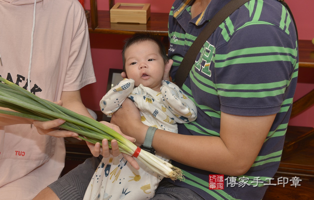 剃胎毛、滿月剃頭、嬰兒剃頭、嬰兒理髮、嬰兒剃髮、嬰兒剃胎毛、嬰兒滿月剃頭、寶寶剃頭、剃胎毛儀式、剃胎毛吉祥話、滿月剃頭儀式、滿月剃頭吉祥話、寶寶剃胎毛、寶寶滿月剃頭理髮、 新北市永和區剃胎毛、新北市永和區滿月剃頭、新北市永和區嬰兒剃頭剃胎毛、新北市永和區嬰兒理髮、新北市嬰兒剃髮、 洪寶寶(新北市永和區嬰兒寶寶滿月剃頭理髮、嬰兒剃胎毛儀式吉祥話)。中國風會場，爸媽寶貝穿「日中韓」古裝禮服。專業拍照、DVD光碟、證書。★購買「臍帶章、肚臍章、胎毛筆刷印章」贈送：剃頭、收涎、抓周，三選一。2020.10.29照片21