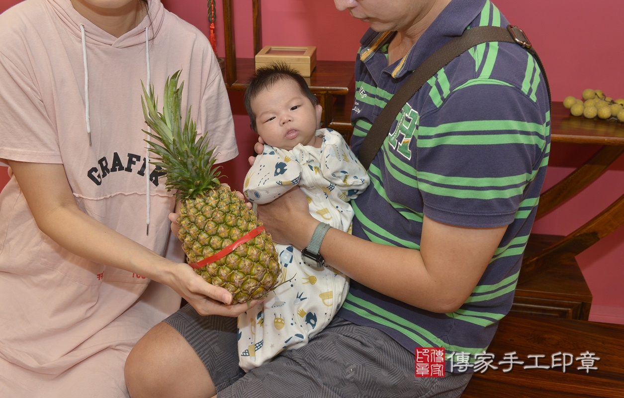 剃胎毛、滿月剃頭、嬰兒剃頭、嬰兒理髮、嬰兒剃髮、嬰兒剃胎毛、嬰兒滿月剃頭、寶寶剃頭、剃胎毛儀式、剃胎毛吉祥話、滿月剃頭儀式、滿月剃頭吉祥話、寶寶剃胎毛、寶寶滿月剃頭理髮、 新北市永和區剃胎毛、新北市永和區滿月剃頭、新北市永和區嬰兒剃頭剃胎毛、新北市永和區嬰兒理髮、新北市嬰兒剃髮、 洪寶寶(新北市永和區嬰兒寶寶滿月剃頭理髮、嬰兒剃胎毛儀式吉祥話)。中國風會場，爸媽寶貝穿「日中韓」古裝禮服。專業拍照、DVD光碟、證書。★購買「臍帶章、肚臍章、胎毛筆刷印章」贈送：剃頭、收涎、抓周，三選一。2020.10.29照片25