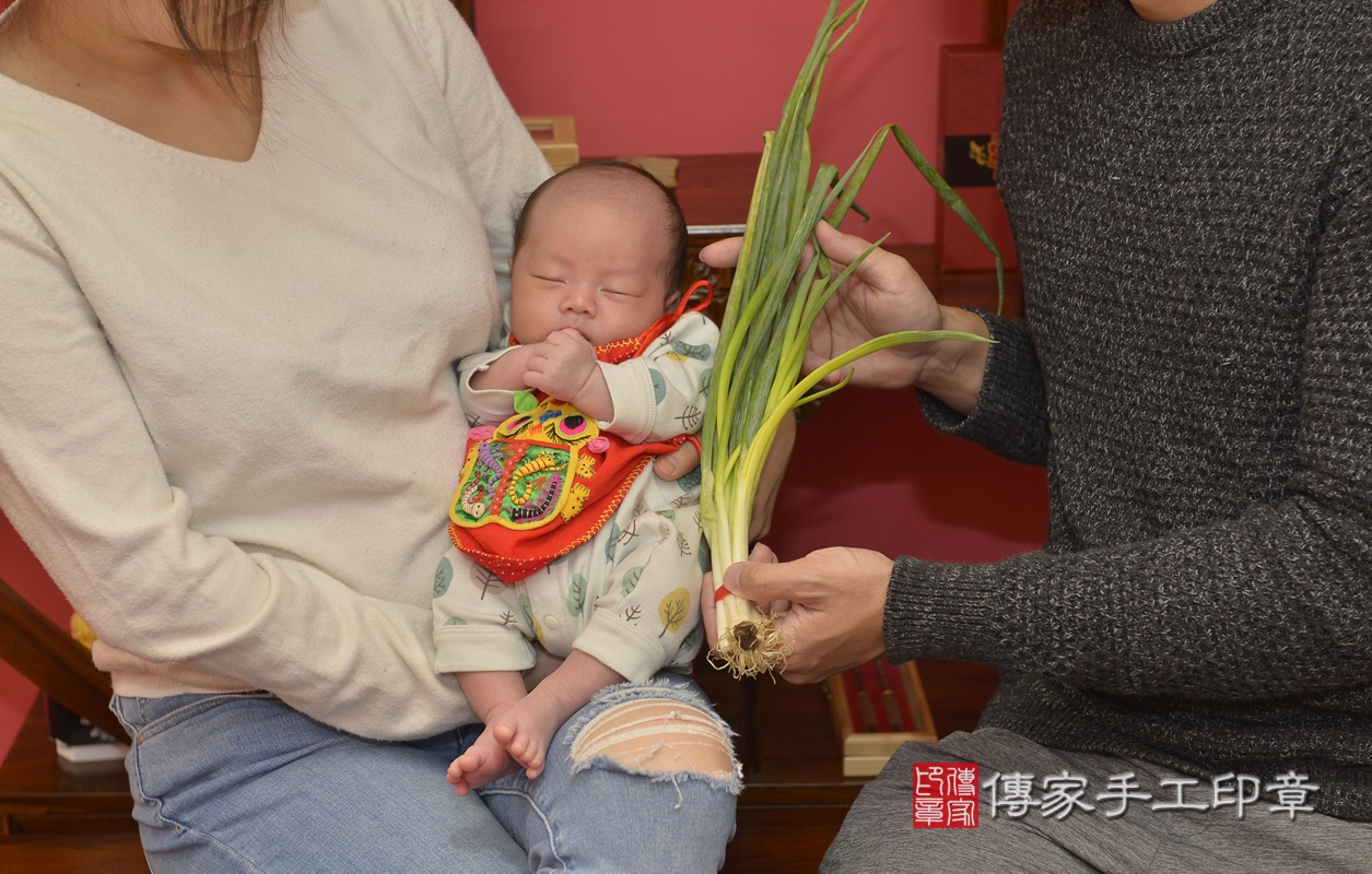 剃胎毛、滿月剃頭、嬰兒剃頭、嬰兒理髮、嬰兒剃髮、嬰兒剃胎毛、嬰兒滿月剃頭、寶寶剃頭、剃胎毛儀式、剃胎毛吉祥話、滿月剃頭儀式、滿月剃頭吉祥話、寶寶剃胎毛、寶寶滿月剃頭理髮、 新北市永和區剃胎毛、新北市永和區滿月剃頭、新北市永和區嬰兒剃頭剃胎毛、新北市永和區嬰兒理髮、新北市嬰兒剃髮、 黃寶寶(新北市永和區嬰兒寶寶滿月剃頭理髮、嬰兒剃胎毛儀式吉祥話)。中國風會場，爸媽寶貝穿「日中韓」古裝禮服。專業拍照、DVD光碟、證書。★購買「臍帶章、肚臍章、胎毛筆刷印章」贈送：剃頭、收涎、抓周，三選一。2020.10.24照片22