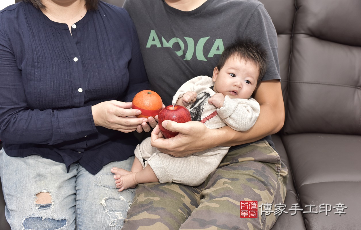 剃胎毛、滿月剃頭、嬰兒剃頭、嬰兒理髮、嬰兒剃髮、嬰兒剃胎毛、嬰兒滿月剃頭、寶寶剃頭、剃胎毛儀式、剃胎毛吉祥話、滿月剃頭儀式、滿月剃頭吉祥話、寶寶剃胎毛、寶寶滿月剃頭理髮、 台北市內湖區剃胎毛、台北市內湖區滿月剃頭、台北市內湖區嬰兒剃頭剃胎毛、台北市內湖區嬰兒理髮、台北市嬰兒剃髮、 闕寶寶(台北市內湖區到府嬰兒寶寶滿月剃頭理髮、到府嬰兒剃胎毛儀式吉祥話)。到府剃頭剃胎毛主持、專業拍照、DVD光碟、證書。★購買「臍帶章、肚臍章、胎毛筆刷印章」贈送：剃頭、收涎、抓周，三選一。2020.10.24照片14