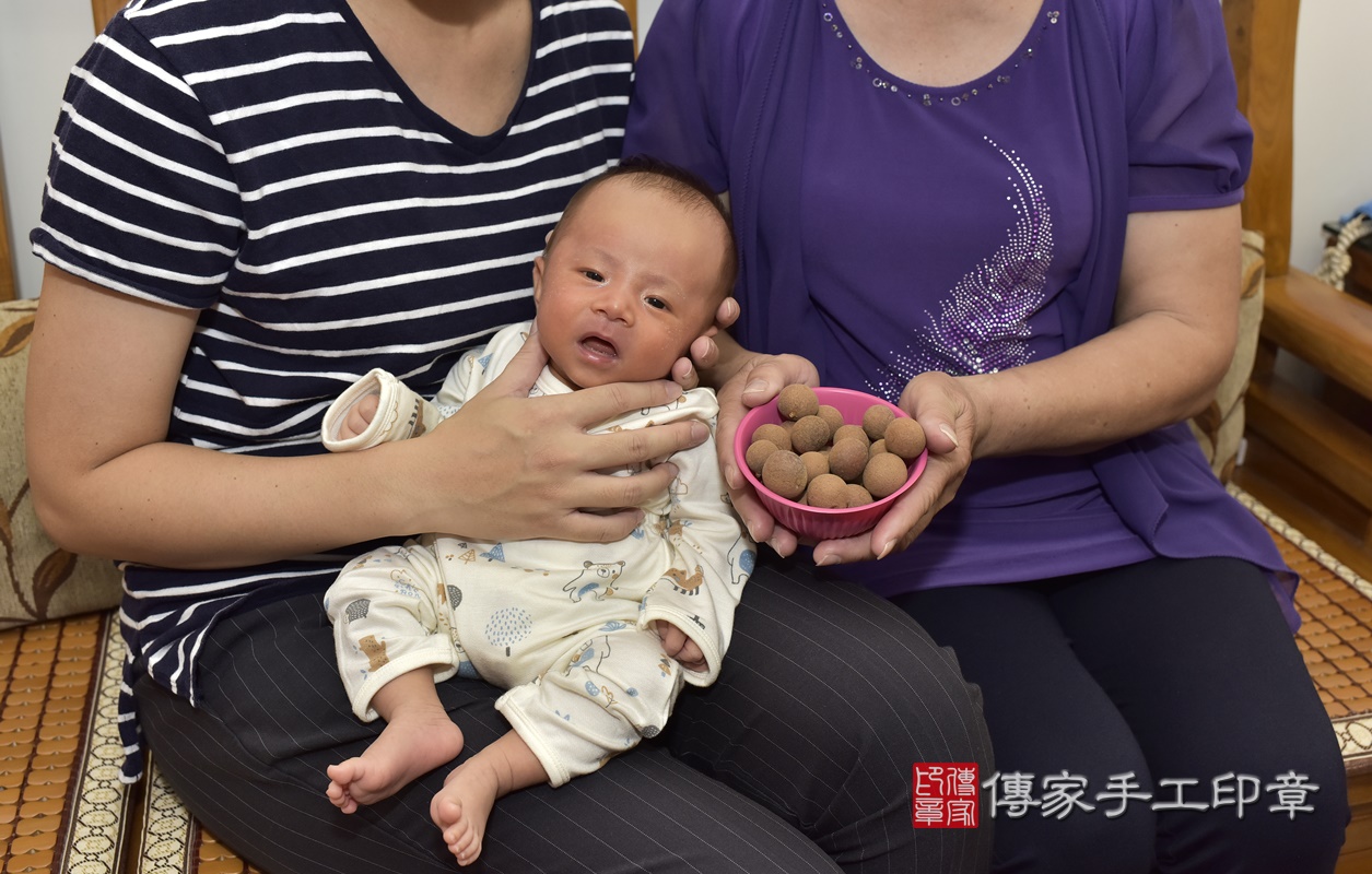 剃胎毛、滿月剃頭、嬰兒剃頭、嬰兒理髮、嬰兒剃髮、嬰兒剃胎毛、嬰兒滿月剃頭、寶寶剃頭、剃胎毛儀式、剃胎毛吉祥話、滿月剃頭儀式、滿月剃頭吉祥話、寶寶剃胎毛、寶寶滿月剃頭理髮、 宜蘭縣冬山鄉剃胎毛、宜蘭縣冬山鄉滿月剃頭、宜蘭縣冬山鄉嬰兒剃頭剃胎毛、宜蘭縣冬山鄉嬰兒理髮、宜蘭縣嬰兒剃髮、 李寶寶(宜蘭縣冬山鄉到府嬰兒寶寶滿月剃頭理髮、到府嬰兒剃胎毛儀式吉祥話)。到府剃頭剃胎毛主持、專業拍照、DVD光碟、證書。★購買「臍帶章、肚臍章、胎毛筆刷印章」贈送：剃頭、收涎、抓周，三選一。2020.10.27照片13