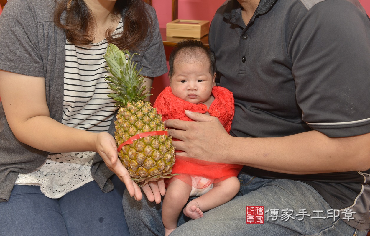 剃胎毛、滿月剃頭、嬰兒剃頭、嬰兒理髮、嬰兒剃髮、嬰兒剃胎毛、嬰兒滿月剃頭、寶寶剃頭、剃胎毛儀式、剃胎毛吉祥話、滿月剃頭儀式、滿月剃頭吉祥話、寶寶剃胎毛、寶寶滿月剃頭理髮、 新北市永和區剃胎毛、新北市永和區滿月剃頭、新北市永和區嬰兒剃頭剃胎毛、新北市永和區嬰兒理髮、新北市嬰兒剃髮、 張寶寶(新北市永和區嬰兒寶寶滿月剃頭理髮、嬰兒剃胎毛儀式吉祥話)。中國風會場，爸媽寶貝穿「日中韓」古裝禮服。專業拍照、DVD光碟、證書。★購買「臍帶章、肚臍章、胎毛筆刷印章」贈送：剃頭、收涎、抓周，三選一。2020.10.29照片25