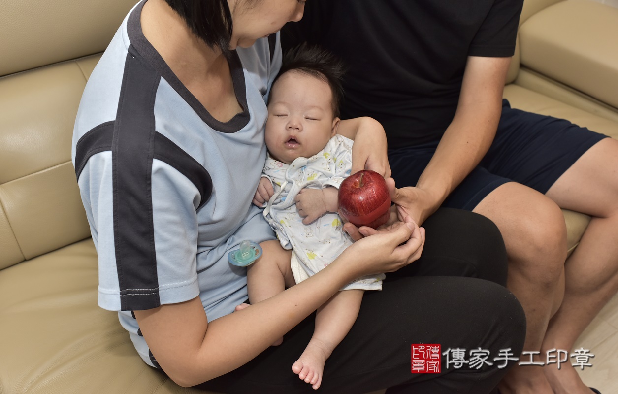 剃胎毛、滿月剃頭、嬰兒剃頭、嬰兒理髮、嬰兒剃髮、嬰兒剃胎毛、嬰兒滿月剃頭、寶寶剃頭、剃胎毛儀式、剃胎毛吉祥話、滿月剃頭儀式、滿月剃頭吉祥話、寶寶剃胎毛、寶寶滿月剃頭理髮、 台北市大安區剃胎毛、台北市大安區滿月剃頭、台北市大安區嬰兒剃頭剃胎毛、台北市大安區嬰兒理髮、台北市嬰兒剃髮、 陳寶寶(台北市大安區到府嬰兒寶寶滿月剃頭理髮、到府嬰兒剃胎毛儀式吉祥話)。到府剃頭剃胎毛主持、專業拍照、DVD光碟、證書。★購買「臍帶章、肚臍章、胎毛筆刷印章」贈送：剃頭、收涎、抓周，三選一。2020.10.31照片16